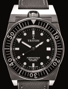 MONTRE_TRITON_1_FONDNOIR_sur-bracelet-gomme-1.jpg-PHOTO